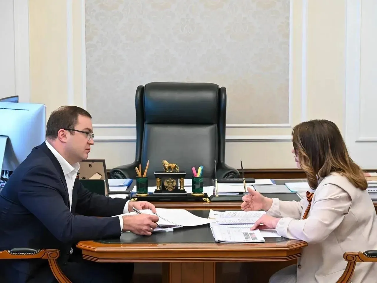 В Омске прошла рабочая встреча губернатора Виталия Хоценко с уполномоченным по правам ребёнка: обсуждали итоги года, развитие соцпрограмм и помощь детям участников СВО.