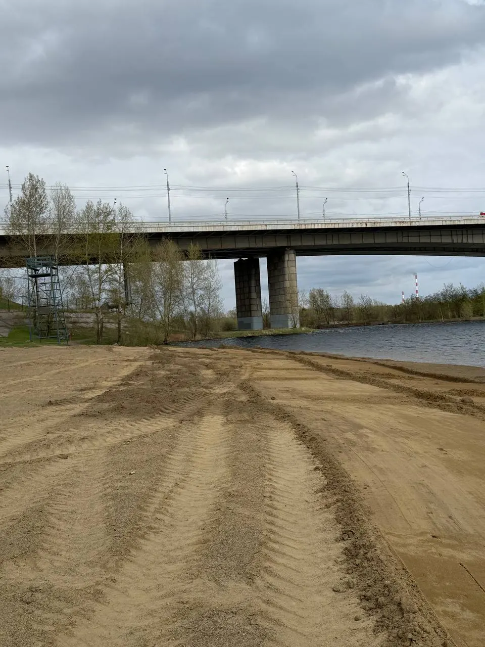На берегу острова Татышев распределяют свежий песок и выравнивают рельеф. Дату открытия объявит Роспотребнадзор после проверки воды.