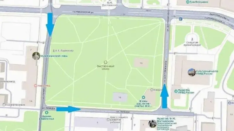На улицах Таубе, Победы и Достоевского в центре Омска ввели односторонний режим движения — автомобили теперь едут против часовой стрелки вокруг участка у Омской крепости.