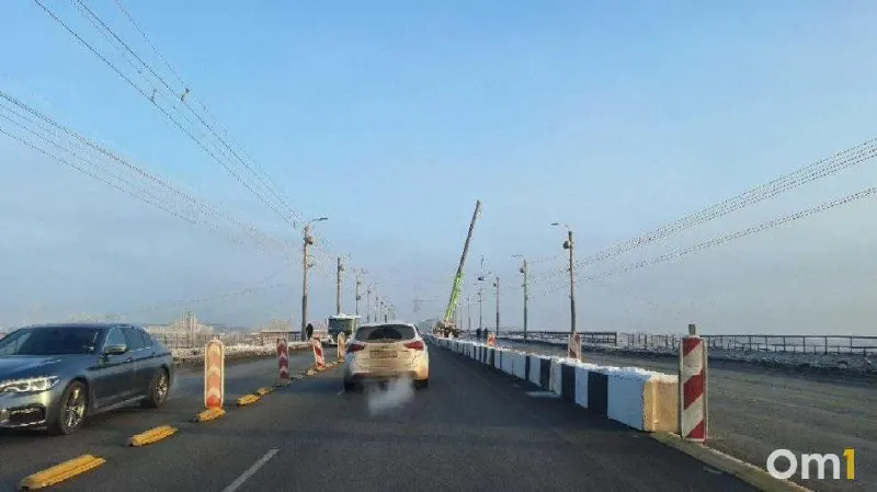 Омская компания «А1» повторно заявила о намерении подать в суд на подрядчика ООО «Стройтраст» с требованием признать его несостоятельным. В арбитраже рассматривается иск о взыскании 8,5 млн рублей, мэрия сообщает, что ремонт моста продолжается с опережением графика.