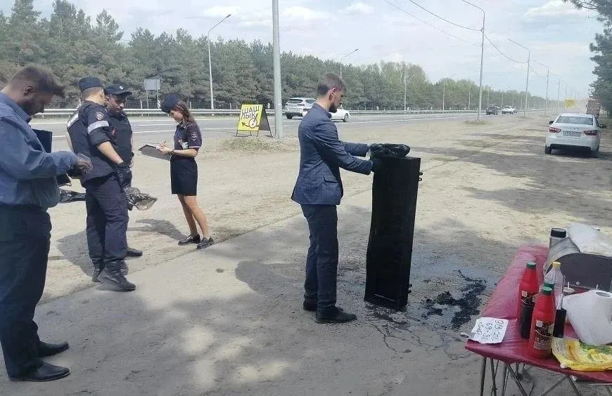 В рейде по точкам уличной торговли участвовали комитет по развитию предпринимательства, администрация Центрального района, Россельхознадзор и полиция. На двух точках выявили нарушения, изъяли мангалы и оформили протоколы; штрафы за несанкционированную торговлю в городе ужесточили.