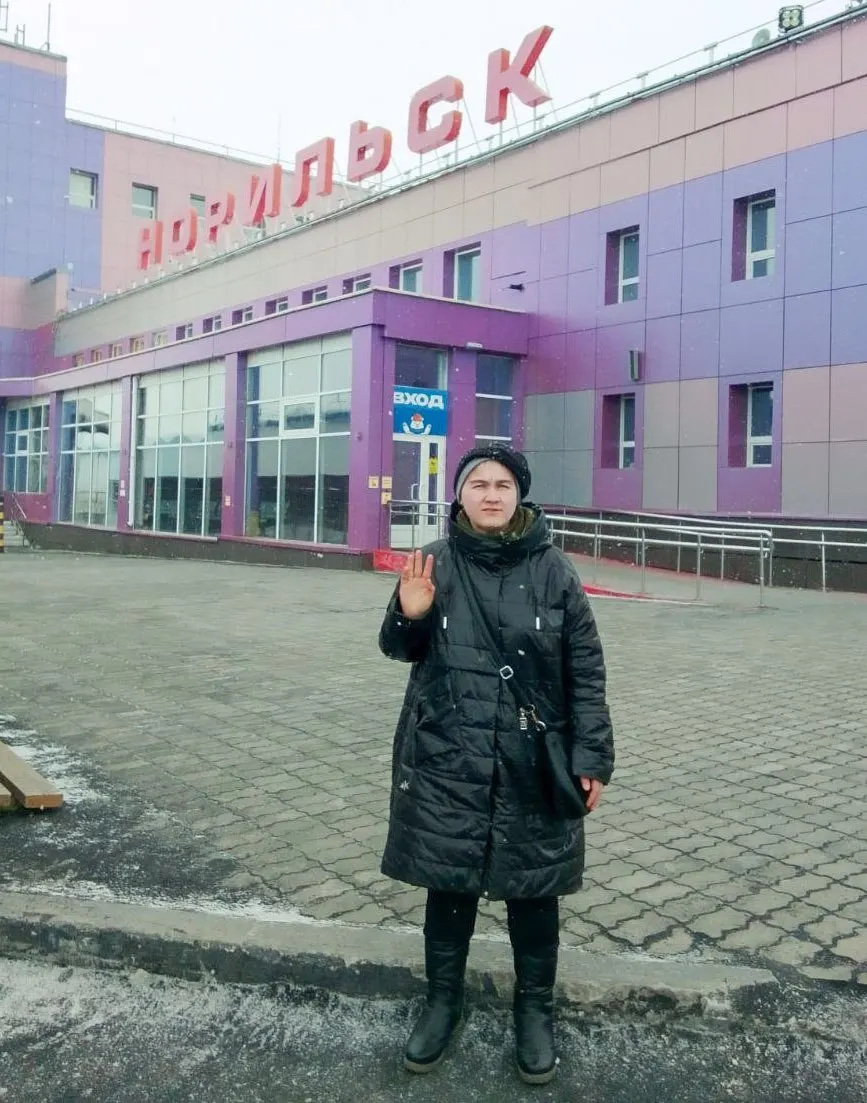 Политзаключенная Екатерина Фатьянова вернулась в Красноярск после года принудительных работ в Норильске; в колонии ей приходилось сталкиваться с давлением, угрозами и ухудшением здоровья.