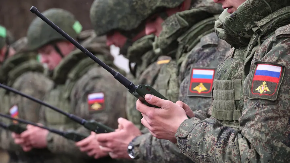 По данным европейской разведки и имеющихся внутренних отчётов, в конце 2025 года на объектах в Китае прошли курсы для российских солдат по использованию БПЛА, РЭБ и другим военным навыкам; Пекин отвергает обвинения.