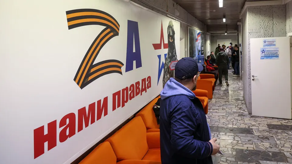 В обновлённом указе во Владимирской области компенсации за жильё и коммунальные услуги оставили только для самих участников СВО; одновременно регион увеличил единовременную выплату за подписание контракта, а другие субъекты также сокращают поддержку на фоне дефицитов бюджета.