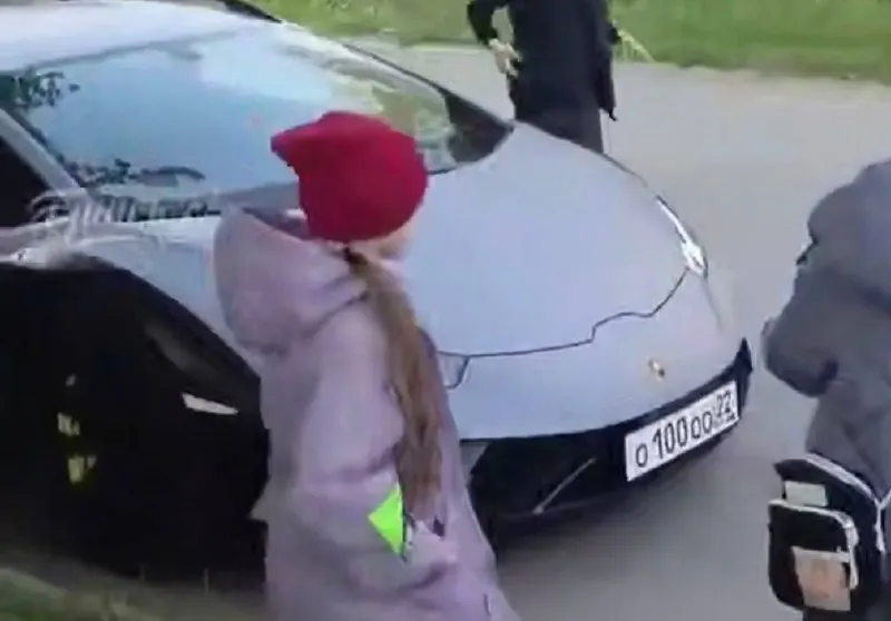 В Бийске обнаружили Lamborghini Huracán Sterrato с номером О 100 ОО 22. По объявлениям, такая модель стоит примерно 33–47 млн рублей. Ранее этот номер связывали с другими автомобилями, но в открытых базах он значится за белым ВАЗ‑2107, хотя на публикуемых фото показан только Lamborghini.