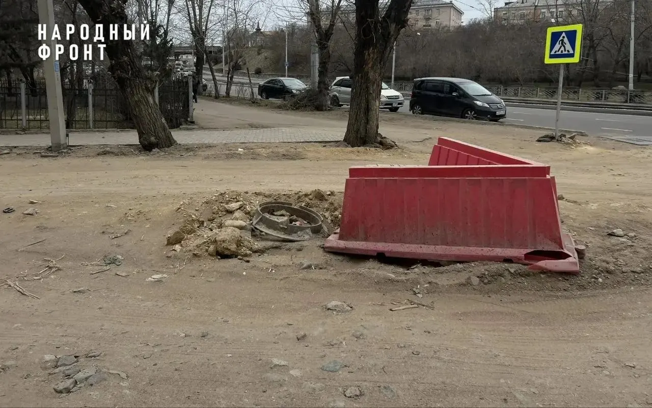 Прокуратура Республики Бурятия проверит состояние проезжей части и пешеходных зон в центре Улан‑Удэ после жалобы местного отделения «Народного фронта»: участки улиц раскопали более года назад, но восстановления асфальта и тротуаров горожане не увидели.