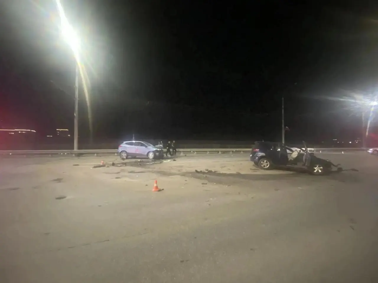 Вечером водитель Mazda Demio выехал на встречную полосу и столкнулся с Hyundai IX35; мужчина скончался на месте, причины происшествия устанавливают.