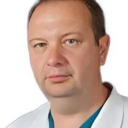 Торакальный хирург Андрей Менг представлен коллективу как новый главный врач областного онкологического диспансера. У него 30 лет медицинского стажа, около 4 тысяч проведённых операций и специализации в торакальной хирургии и онкологии. За последние годы в диспансере часто менялось руководство.