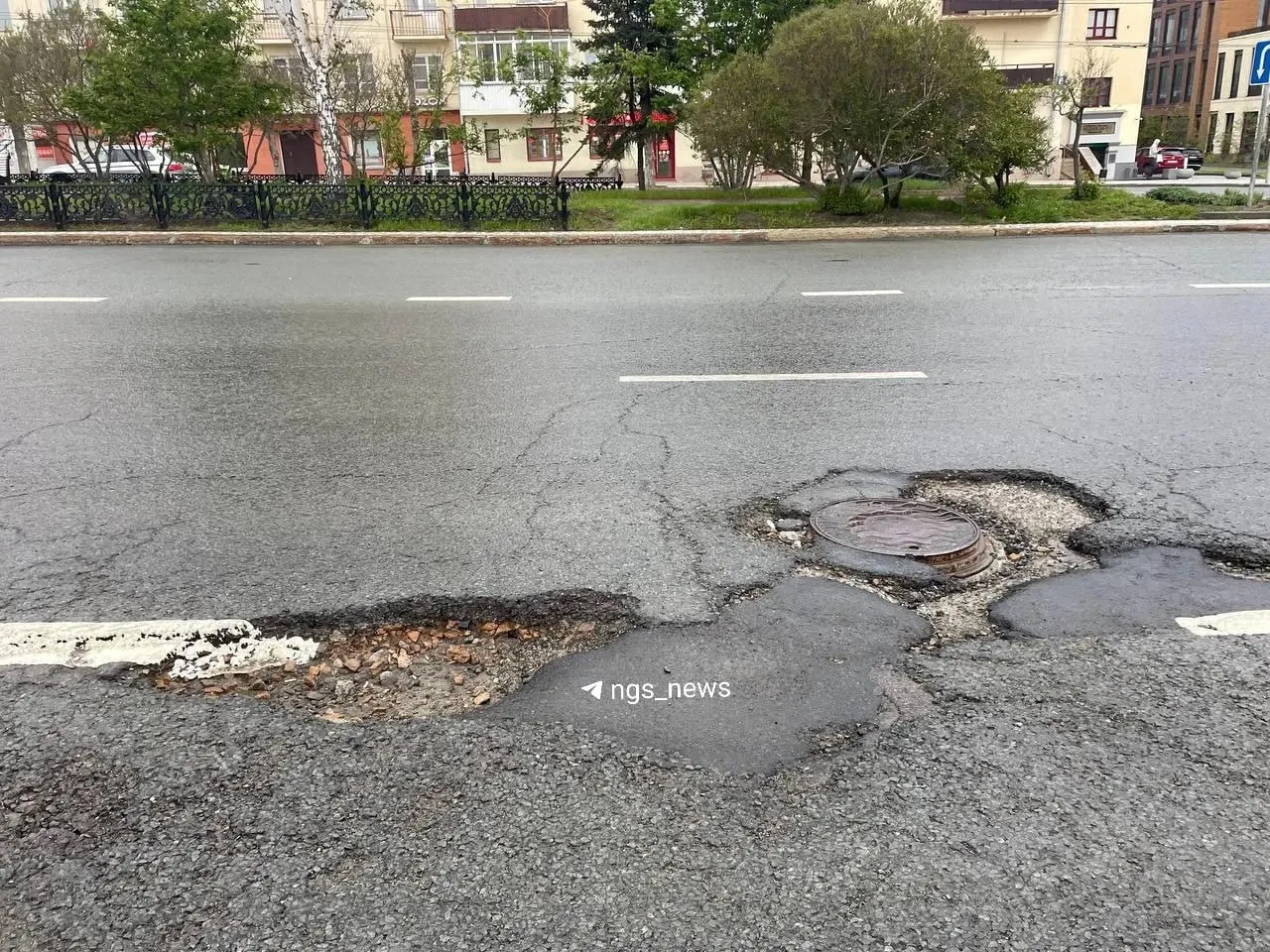 На Красном проспекте у старого автовокзала обнаружена крупная яма. В мэрии обещают устранить повреждение до 22 мая.