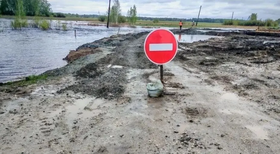 Из-за размыва временной объездной дороги подъезд к селу Золотая Грива в Чулымском районе полностью закрыт для всех видов транспорта. Реконструкция моста продолжается, завершение работ запланировано на 15 октября 2026 года.
