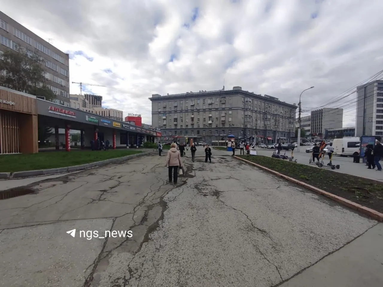 Власти утвердили работы по благоустройству площади Калинина: ремонт тротуаров и ливнёвок, восстановление газонов и замена остановки. Задержка связана с изменением формата экспертизы — проект анонсировали ещё в 2021 году.