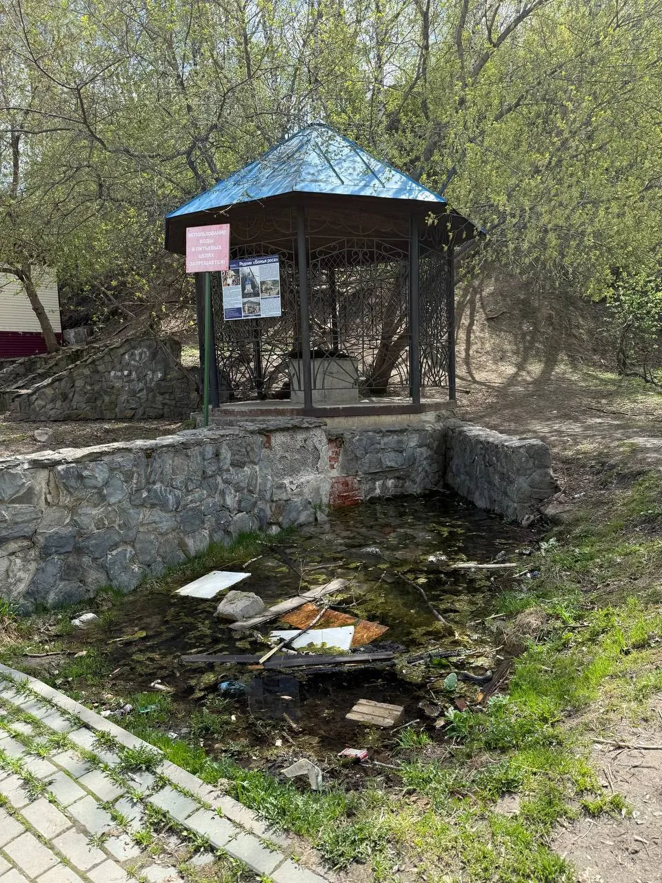 Жители переулка Островского сообщают, что после работ вода перестала уходить в ливнёвку, вокруг родника образовалось подтопление и отходит облицовка. Просят очистить систему водоотведения.