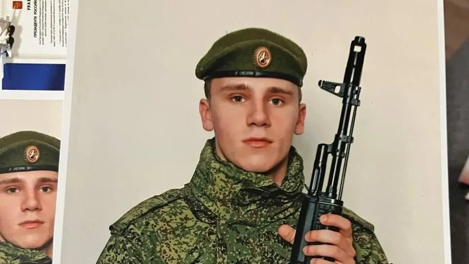 Солдат срочной службы Кирилл Пономарев оказался переведённым из части в Забайкальском крае в Ростов-на-Дону; мать утверждает, что подпись в контракте не его, дело дошло до суда.