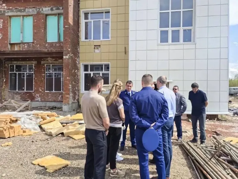 Сергей Ломакин проинспектировал незавершённые стройки и ремонты в регионе и потребовал от ответственных принять меры для скорейшего ввода объектов в эксплуатацию.