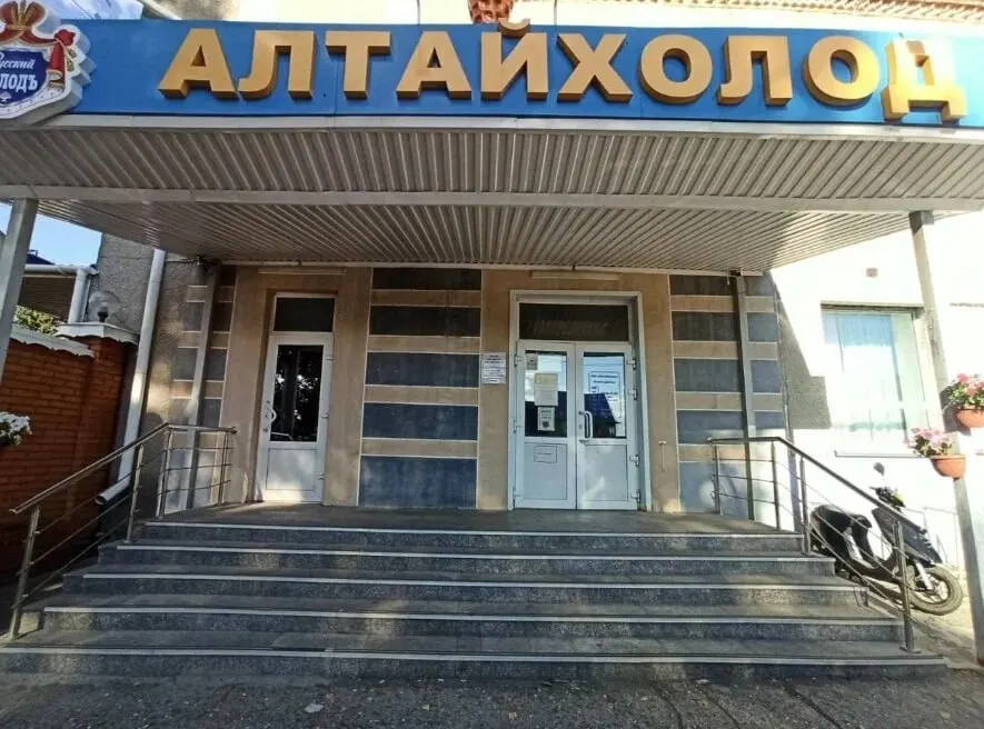 В производственном отделе «Алтайхолод» штат сократился почти до нуля, часть сотрудников ушла из‑за задержек зарплаты, производство остановлено, а выплаты остаются нерешёнными.