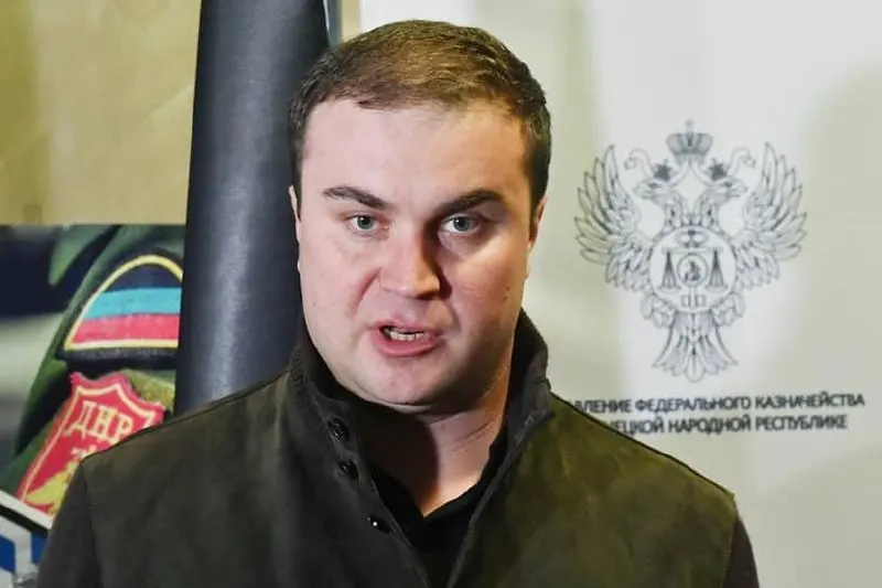 Сотрудники белгородской администрации приезжали в Омск и делились практиками публичной коммуникации; политтехнологи затем отмечали необходимость корректировки образа нового губернатора.