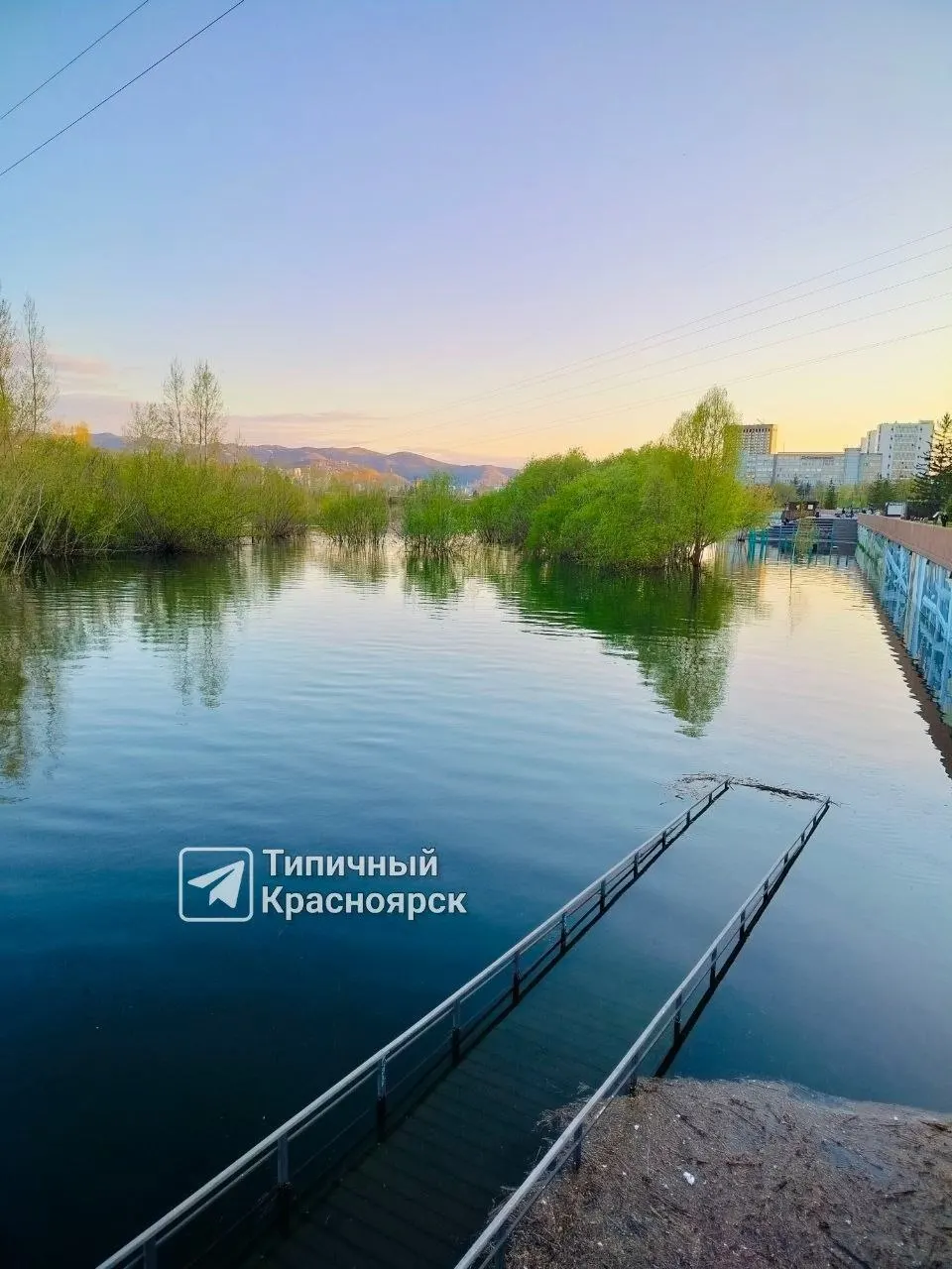 Экотропа и спортивная площадка на Центральной набережной оказались под водой. В мэрии заявили, что уровень Енисея за сутки снизился на 6 см и составляет 315 см.