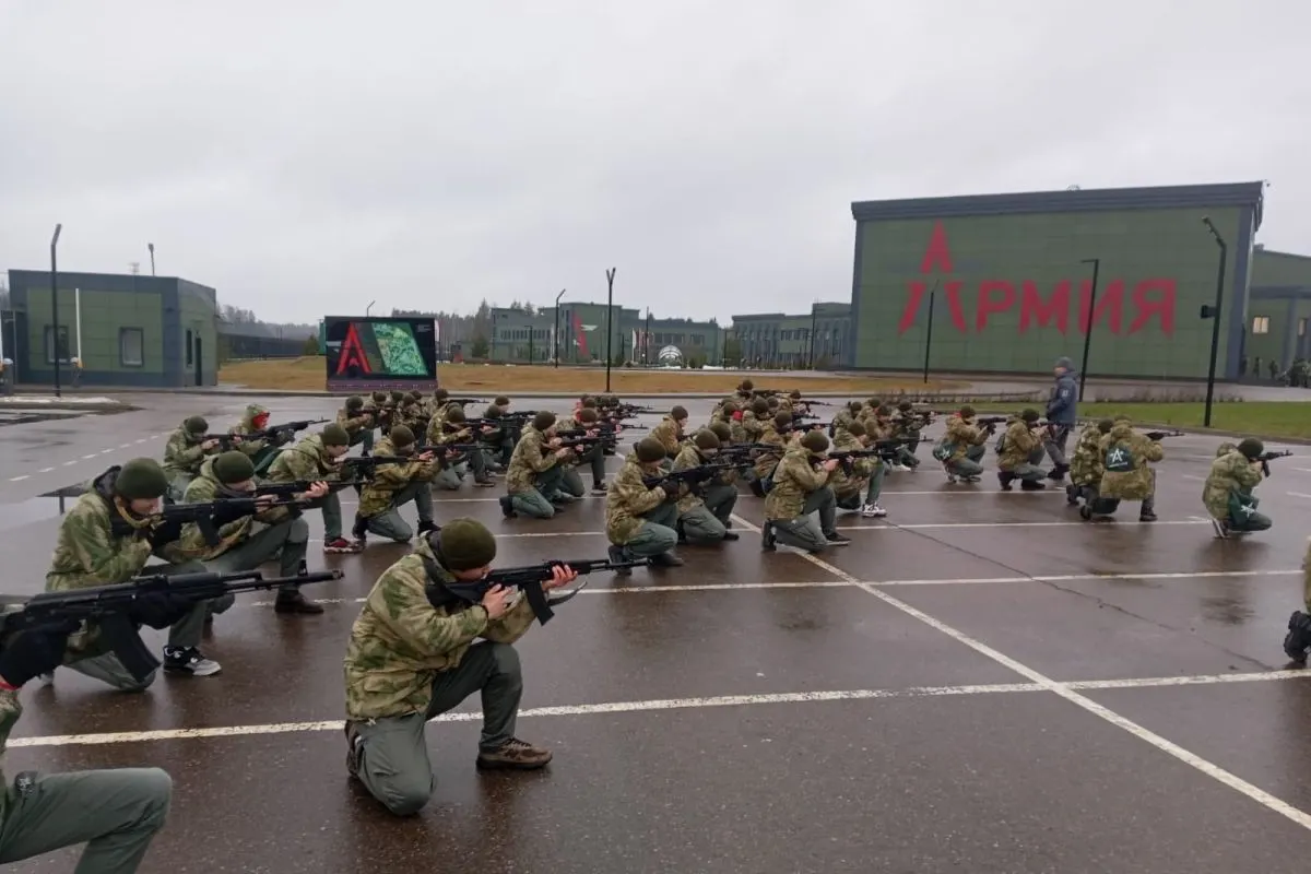 За пять лет из бюджетов направили как минимум 50 млрд руб. на центры обязательных военных сборов для школьников; в них проходят строевая подготовка, стрельбы, обучение обращению с оружием и интенсивное патриотическое воспитание.