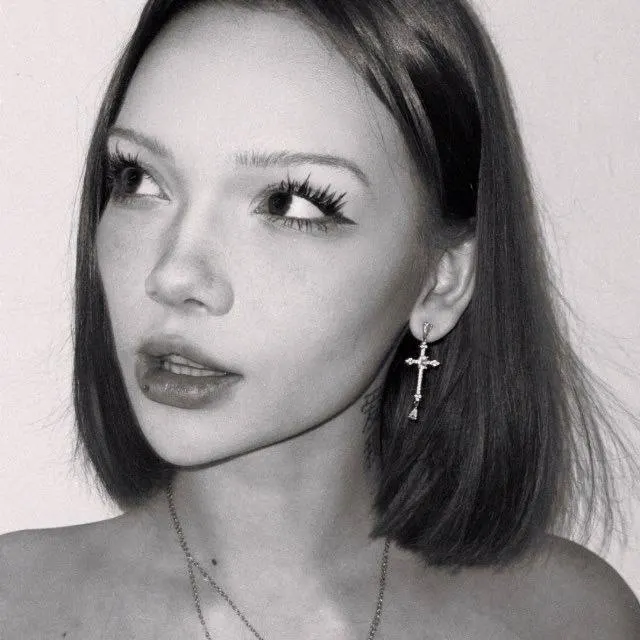 20‑летняя активистка рассказала, что покинула страну после освобождения из спецприёмника; ранее её арестовали на 15 суток по статье о нарушении общественного порядка.