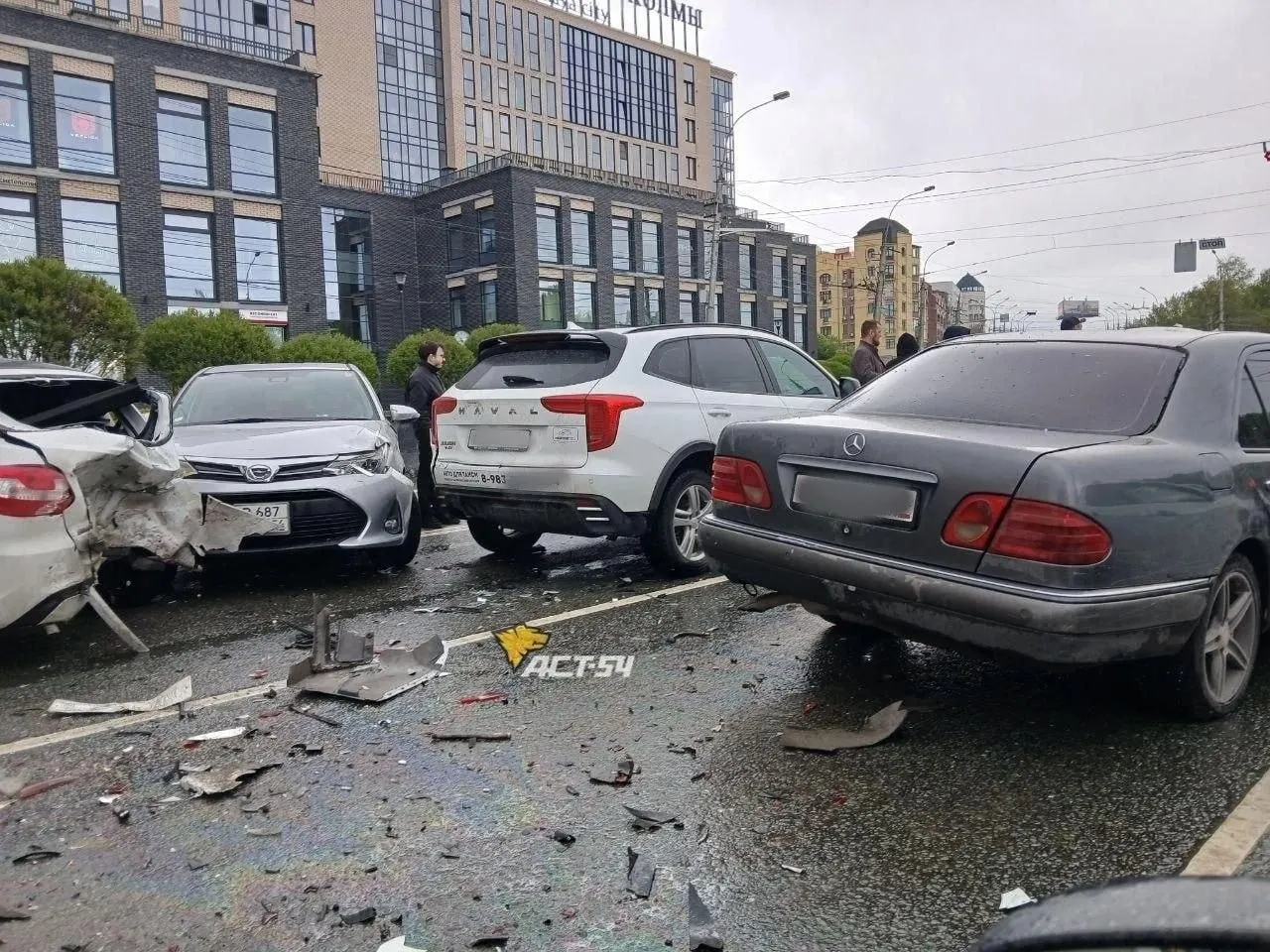 Перед въездом на Октябрьский мост столкнулись как минимум пять автомобилей, информации о пострадавших пока нет.