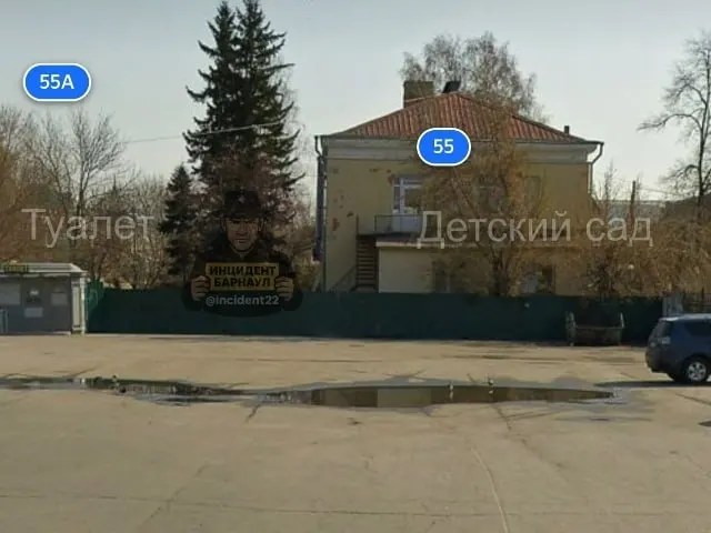 Воспитатели и родители детсада №76 в Барнауле просят открыть общественный туалет и навести порядок на конечной остановке: водители якобы справляют нужду у ограждения напротив групп и детской площадки.
