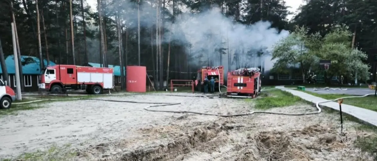 В административном корпусе лагеря на шоссе Ленточный бор произошёл пожар площадью около 300 кв. м. Дети не пострадали, причины возгорания выясняют.