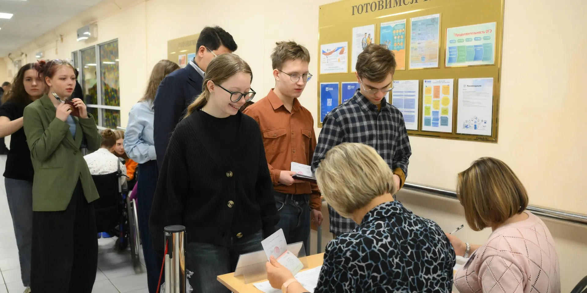 Структуру выпускных экзаменов значительно изменили: хронология в истории расширена до 2026 года, в тесты добавили военную и патриотическую повестку, а пункты проведения экзаменов в ряде городов обещают не закрывать даже при опасности атак беспилотников.