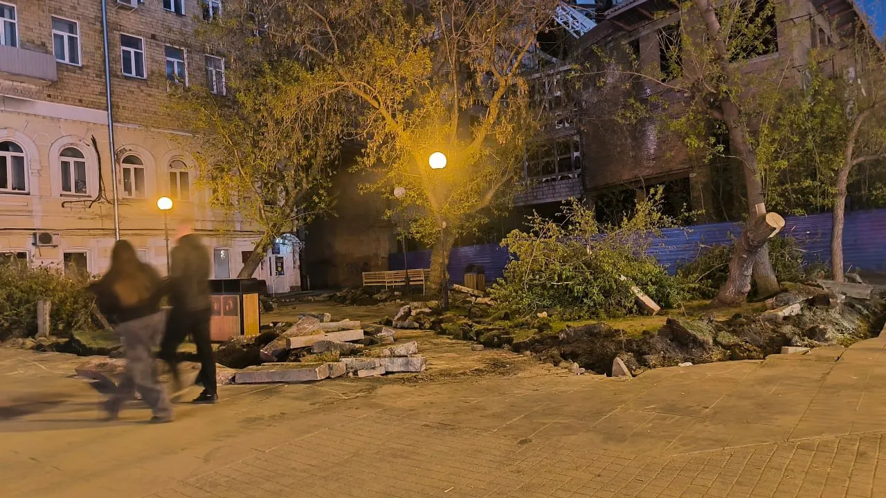 15 мая на участке у Покровского собора срубили несколько деревьев: остались пни, поваленные стволы и нарушенная плитка. Мэрия объясняет это состоянием деревьев и обещает высадку новой зелени в рамках благоустройства центра.