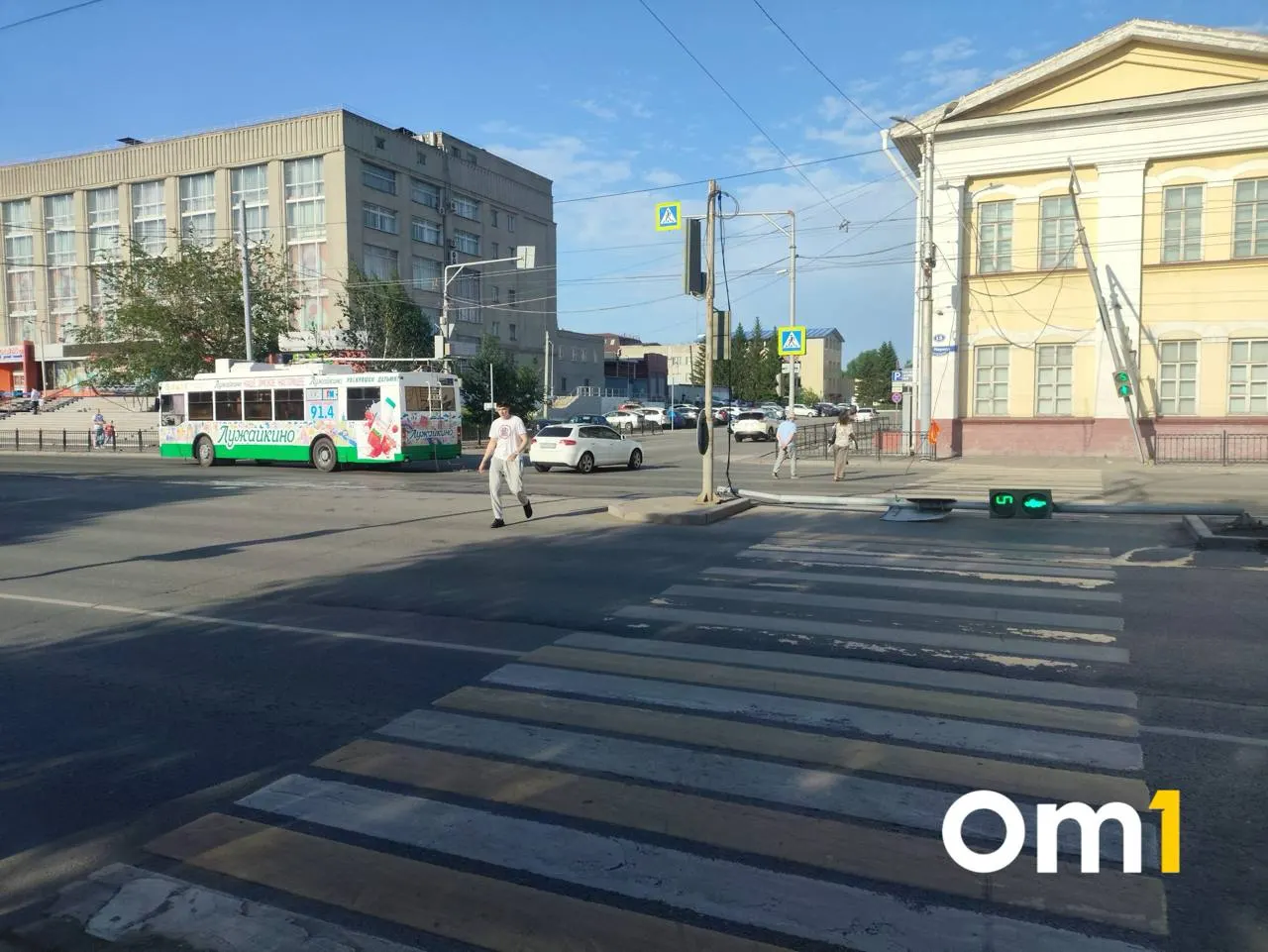 Вечером 31 мая на Любинском проспекте троллейбус врезался в светофор у остановки «Детский мир». На месте работает Госавтоинспекция.