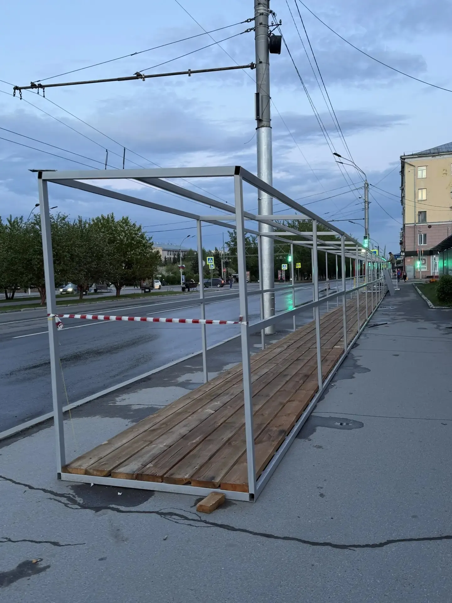 На проспекте Ленина устанавливают временную конструкцию для пешеходов. Она скоро станет единственным способом пройти участок рядом со строящимся зданием ЦУМа.