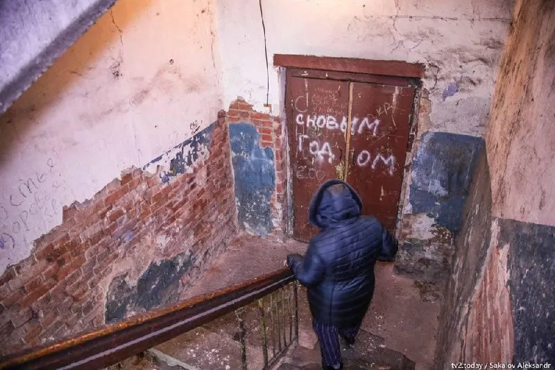 Это более 10% городского бюджета; на исполнение судебных решений по расселению в 2026 году заложено около 3 млрд рублей, при этом городские расходы на благоустройство были сокращены.