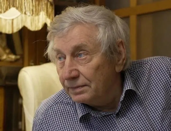 Пётр Анофриков умер в 77 лет. В 1973 году он основал в Новосибирске киноклуб, который со временем стал первой в стране детской киностудией. Прощание назначено на 16 мая.