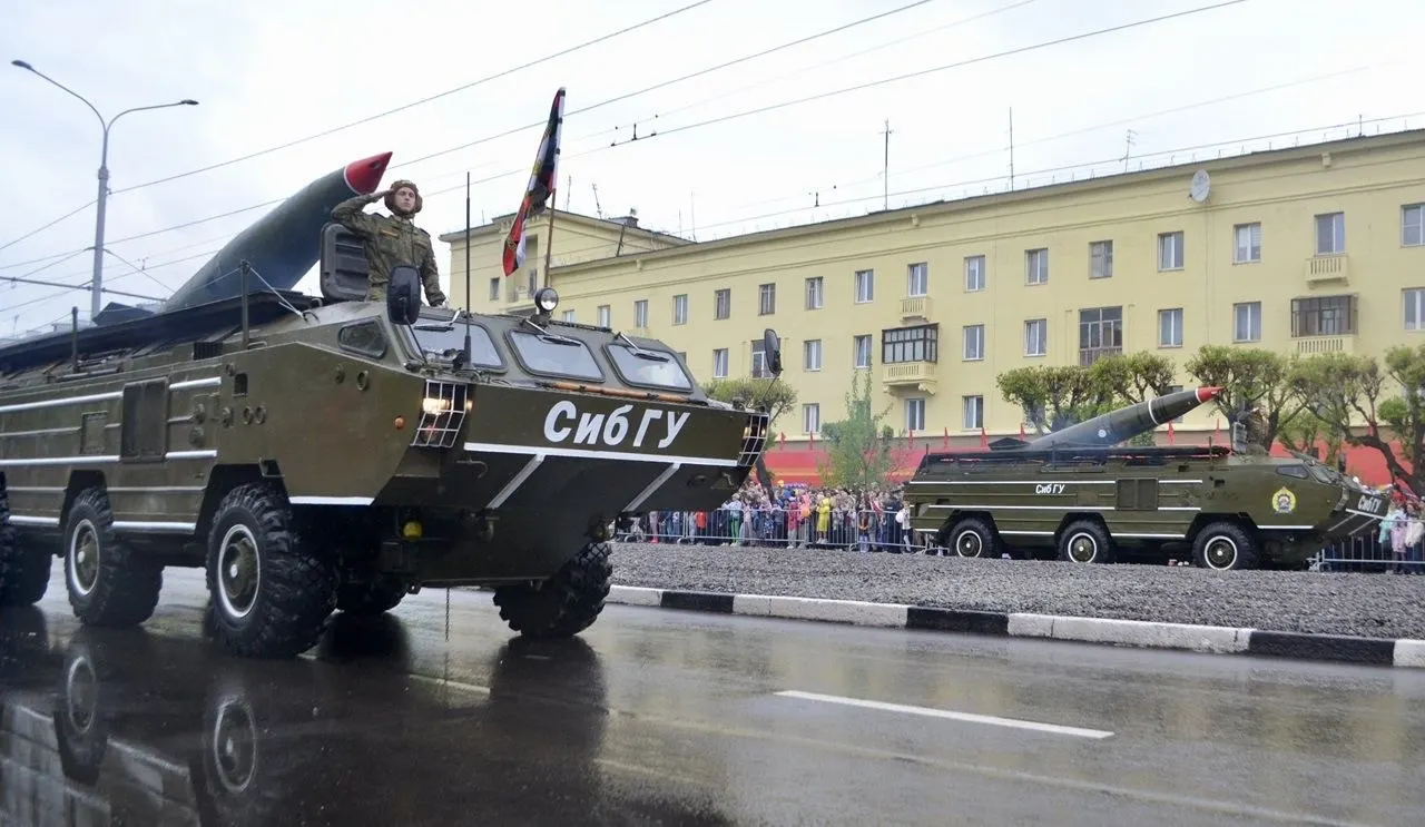 Краевые власти сообщили, что раритетная и военная техника не пойдут в колоннах — их разместят на отдельной демонстрационной площадке рядом с местом проведения шествия. Решение объясняют единой «концепцией проведения шествий» в городах.