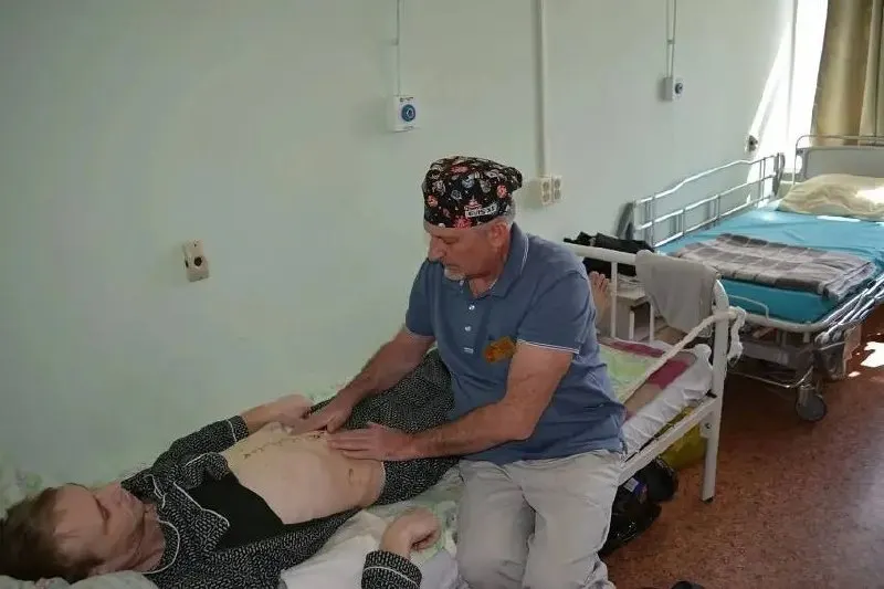 Врачи барнаульской больницы провели шестёчасовую операцию по удалению гигантской гемангиомы печени весом около пяти килограммов; пациент уже выписан и чувствует себя лучше.