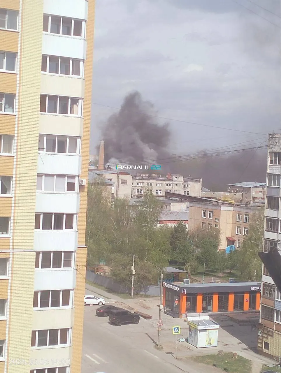 На крыше административного здания хлебокомбината на улице Петра Сухова, 61 вспыхнул пожар. Огонь охватил около 30 кв. м; к тушению привлечены 9 автоцистерн, 2 автолестницы и 45 сотрудников МЧС. Причины возгорания устанавливаются.