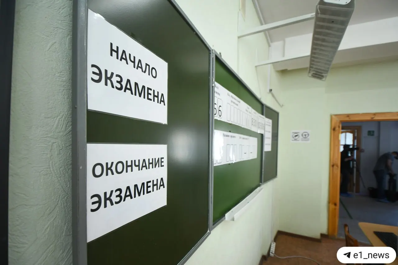 Глава Рособрнадзора сообщил, что с 2028 года ученики 9-х классов будут сдавать обязательный экзамен по истории. Для допуска к ОГЭ введут устное собеседование — провал собеседования будет означать недопуск к экзаменам, отметил министр.