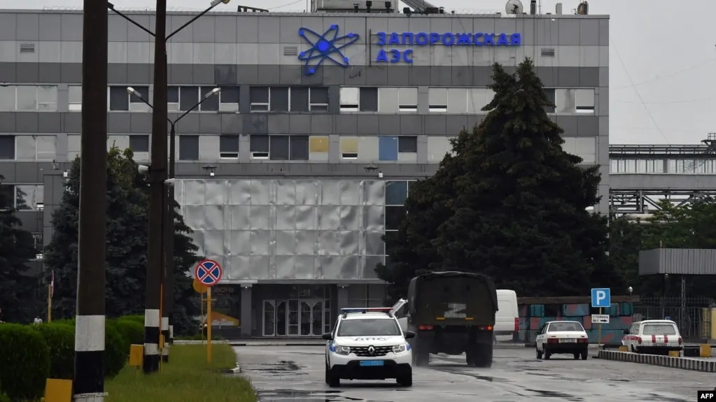 Эксперты Международного агентства по атомной энергии прибыли на Запорожскую АЭС для осмотра повреждений на шестом энергоблоке. Ранее на станции заявляли об ударе беспилотника и о повреждениях в транспортном цехе.