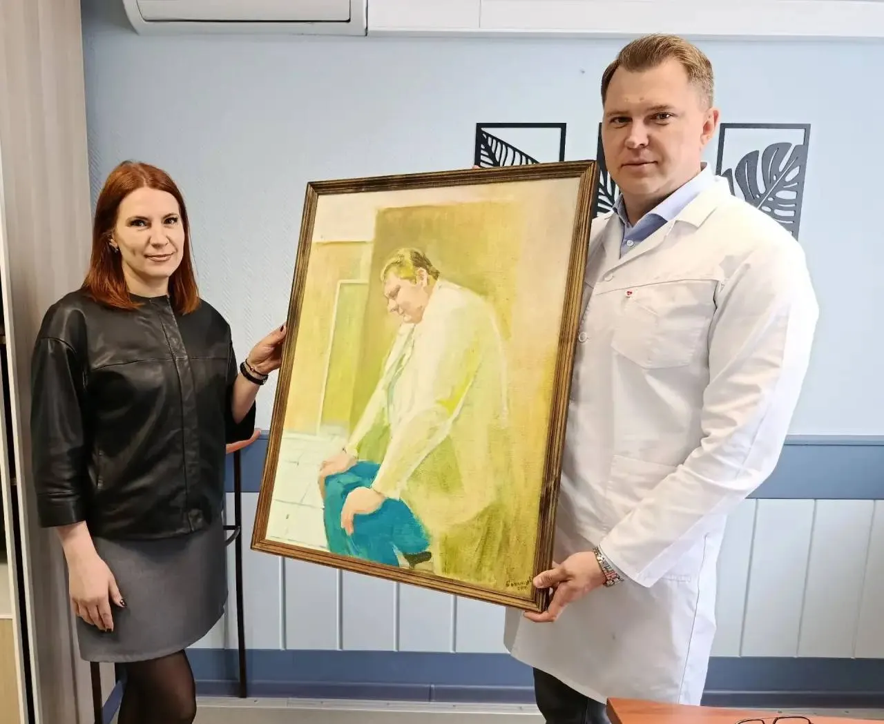 Полотно передали в Городскую клиническую больницу №1 имени А.Н. Кабанова; министерство просит автора откликнуться, чтобы лично поблагодарить.
