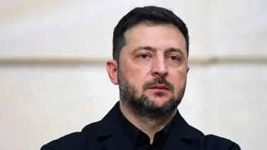 10 мая президент Украины сообщил, что российские силы продолжают боевые действия: за сутки зафиксированы сотни штурмовых действий, более сотни обстрелов и почти 10 тысяч атак дронами; Украина пока воздерживается от дальнобойных ответных действий.
