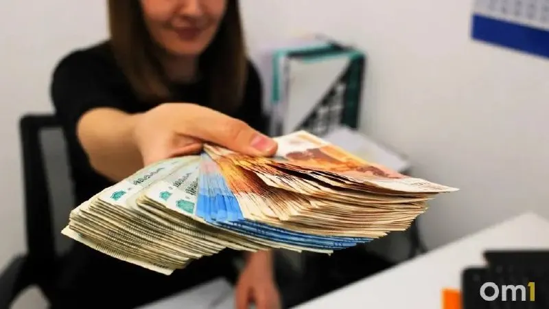 Средняя номинальная начисленная зарплата в Омске в 2025 году составила 87 200 рублей. Лидируют строители — 122 200 ₽, а наименьшие доходы в гостиницах и ресторанах.