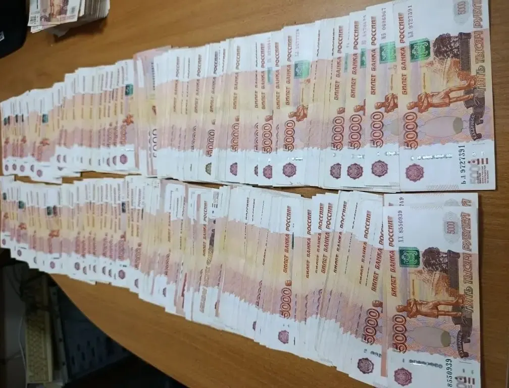 В аэропорту Новосибирска при проверке багажа обнаружили незадекларенные свыше 37 000 долларов у пассажира, вылетавшего в Узбекистан. Ему грозит крупный штраф или до четырёх лет лишения свободы.