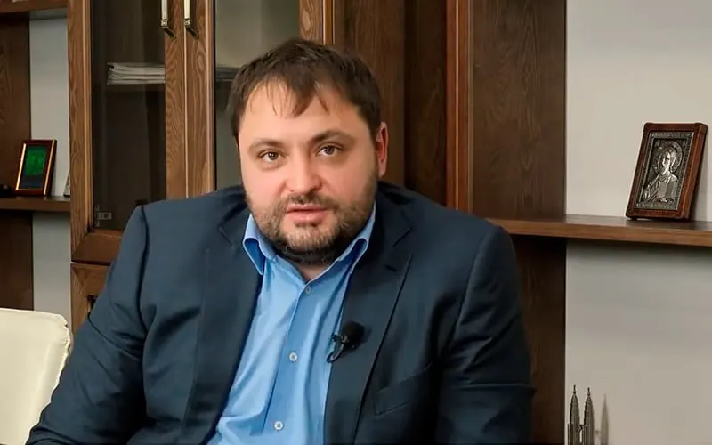 В Дубае задержан предприниматель из Новосибирска. Его обвиняют в даче взяток бывшей первой заместительницы прокурора Новосибирской области; в России уголовное дело рассматривается заочно.