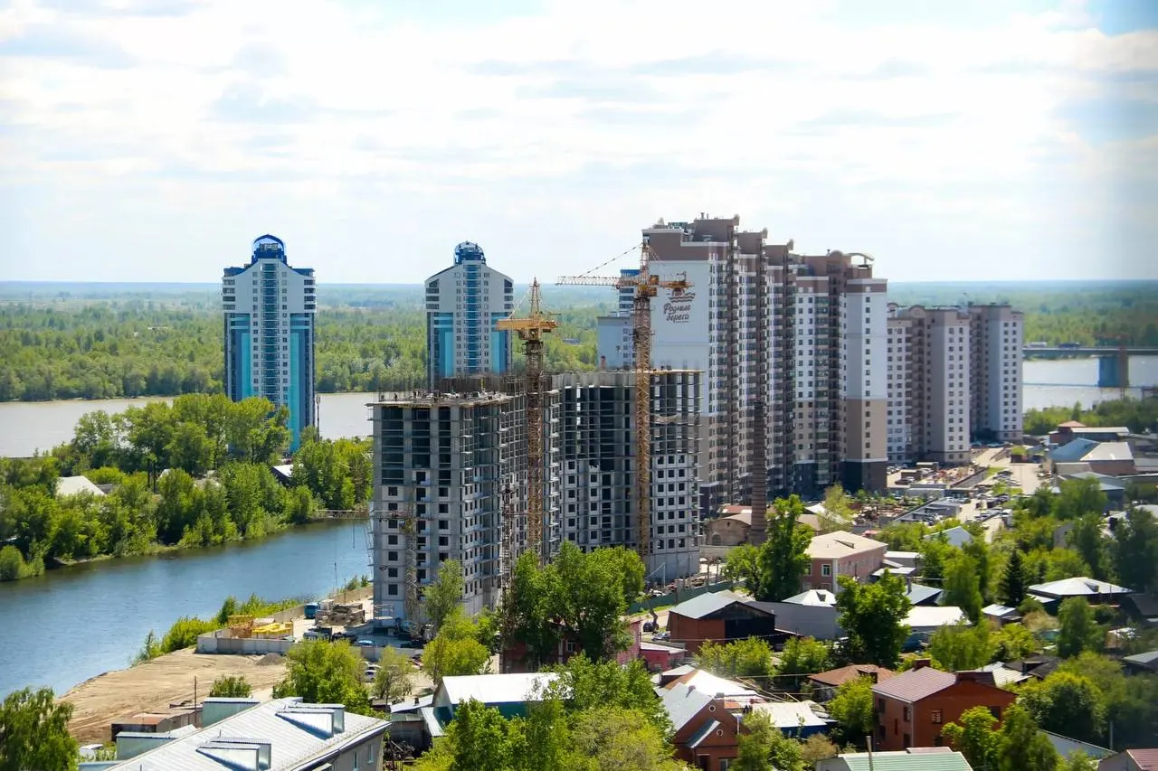 Городские власти анонсировали строительство новой набережной, перенос транспортных колец и ввод высотных домов на берегу Оби. Фотографии показывают текущие панорамы центра в конце мая 2026 года.