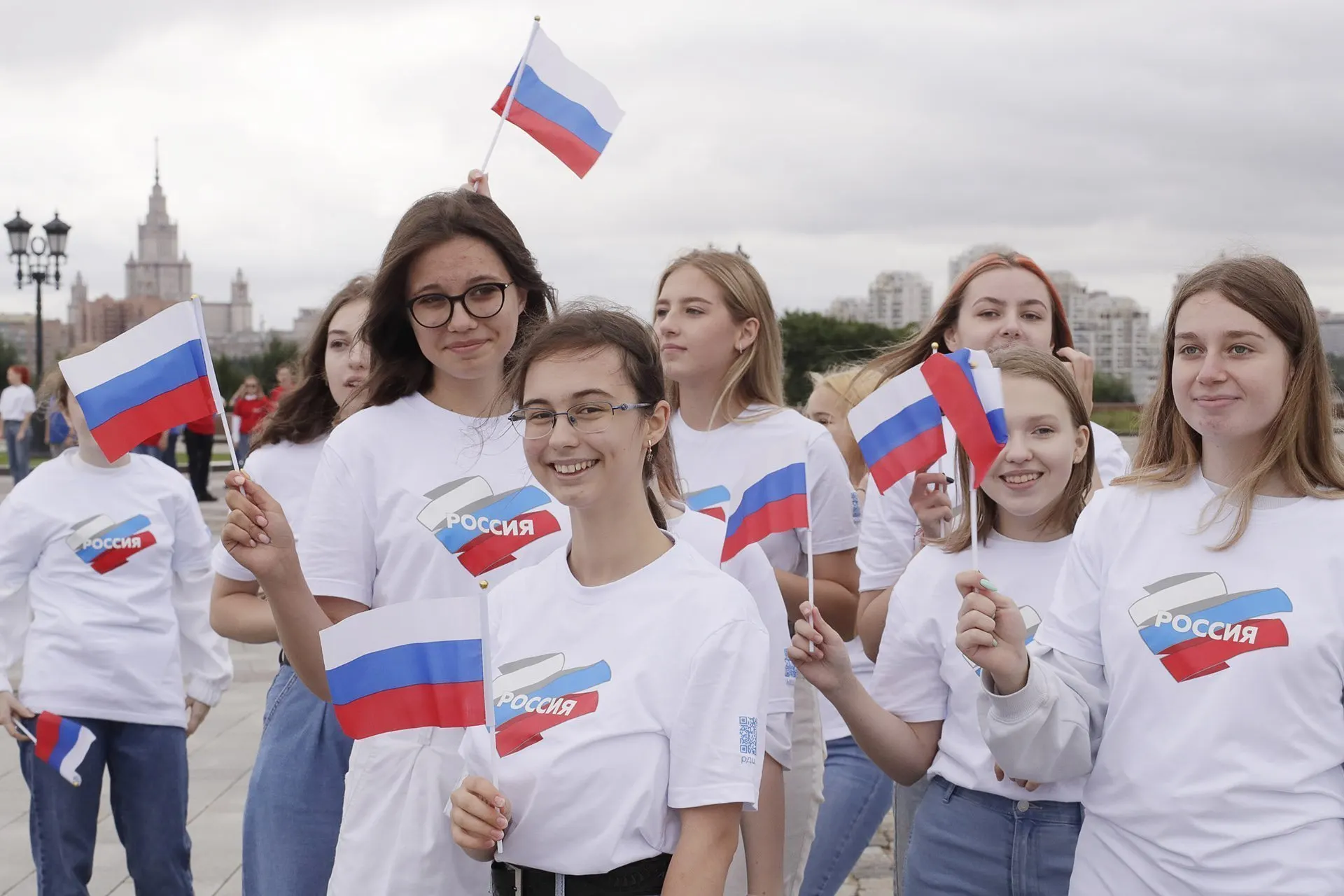 Государство планирует направить сотни миллиардов рублей на федеральный проект по патриотическому воспитанию в 2025–2030 годах. Эксперты предупреждают: методики учёта эффективности — подсчёт «участий», просмотры как «единицы» и усреднённые индексы — исказят реальную картину влияния программ.