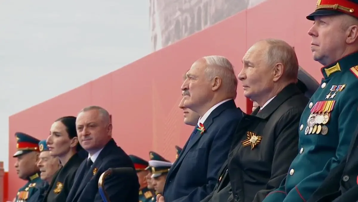 На Красной площади президент назвал День Победы «священным праздником», поблагодарил советский народ за вклад в разгром нацизма и связал подвиг поколения победителей с мужеством тех, кто сегодня участвует в «специальной военной операции». На трибуне рядом с главой государства впервые разместили участника «СВО» наравне с ветераном ВОВ.