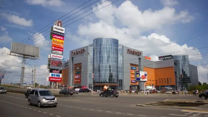 В торговом центре «Пионер» закрыли контактный зоопарк за отсутствие лицензии и нарушения обращения с животными; пять лемуров переданы в зоопарки.