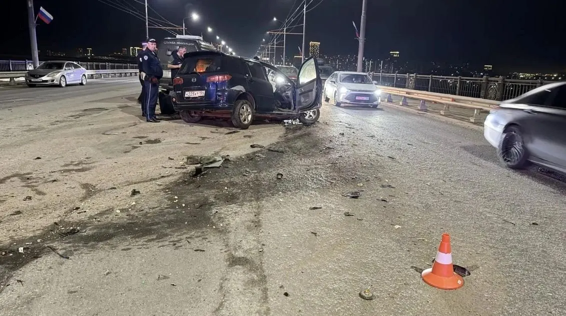 По словам свидетеля, Mazda Demio двигалась на высокой скорости, подпрыгнула на стыках моста и вылетела в встречную полосу; во встречном Hyundai находились двое, они были в сознании.