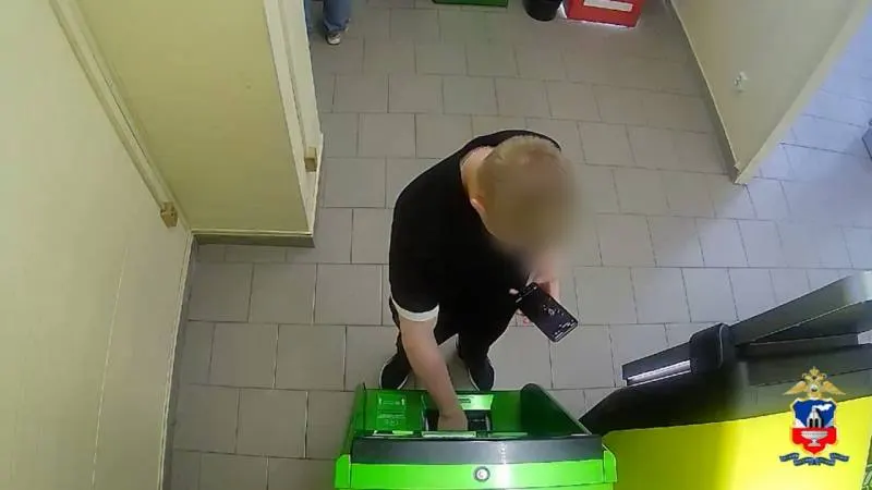 По версии следствия, 21‑летний житель Барнаула снимал деньги с чужих карт и переводил их в криптовалюту; при обыске изъяли 18 телефонов и 19 банковских карт.