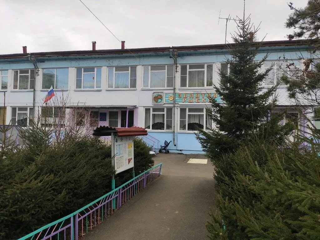 В городе урезают ставки и снижают зарплаты сотрудников детских садов; официально это объясняют уменьшением числа детей, однако кадровая нехватка и высокая нагрузка на воспитателей остаются проблемой.