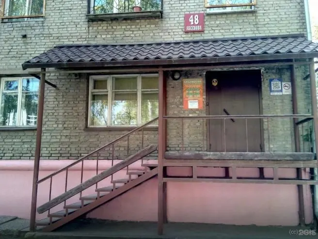 В библиотеке имени Чернышевского на улице Аксёнова, 48 утром отвалилась часть подвесного потолка «Армстронг». Пострадавших нет, на место вызвали представителей подрядной организации.